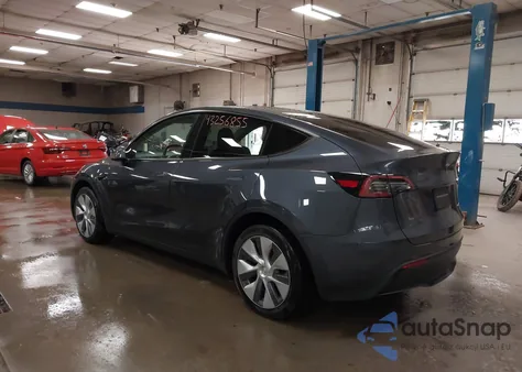 2023 Tesla Model Y Awd/Long Range Dual Motor All-Wheel Drive z USA, uszkodzony, nr VIN 7SAYGDEE1PA081905